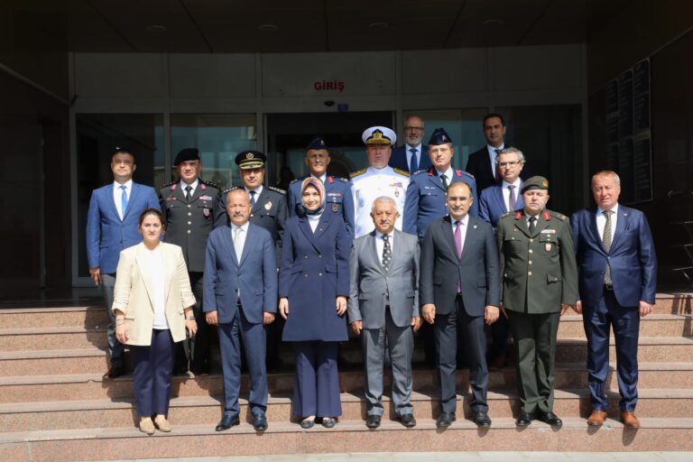 İL PROTOKOLÜ VE KOMUTANLARDAN ZEYBEK BAŞKAN´A ZİYARET