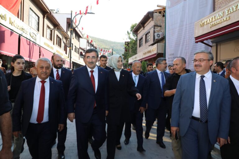 CUMHURBAŞKANI YARDIMCIMIZ CEVDET YILMAZ UZUN ÇARŞI´DA