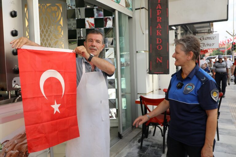 BELEDİYEMİZDEN ESNAFA VE VATANDAŞLARA TÜRK BAYRAĞI
