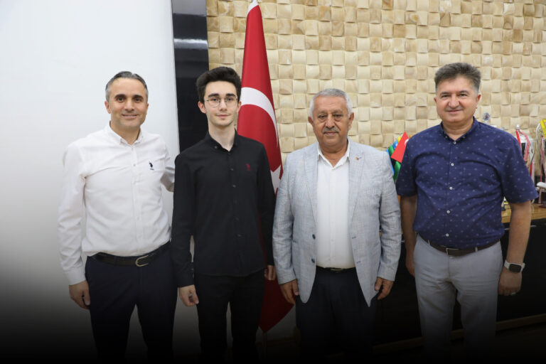 YKS TÜRKİYE BİRİNCİSİ EMRE EKİCİ’DEN BAŞKANIMIZA ZİYARET