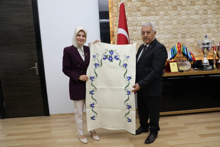 BAKANIMIZ MAHİNUR ÖZDEMİR GÖKTAŞ´TAN BAŞKANIMIZA ZİYARET