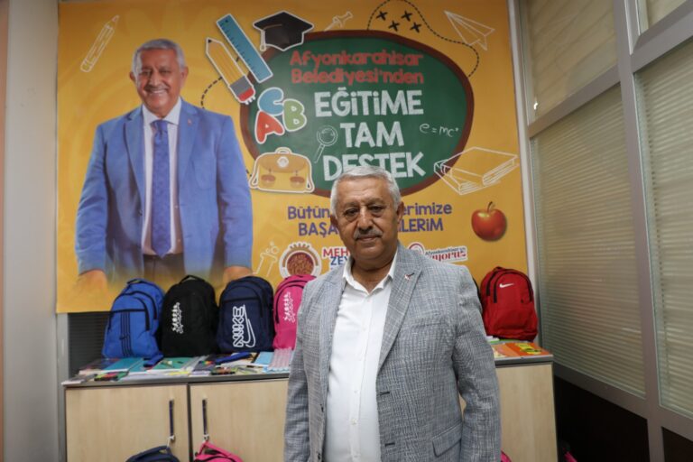 ZEYBEK BAŞKAN´DAN ÖĞRENCİLERE KIRTASİYE DESTEĞİ