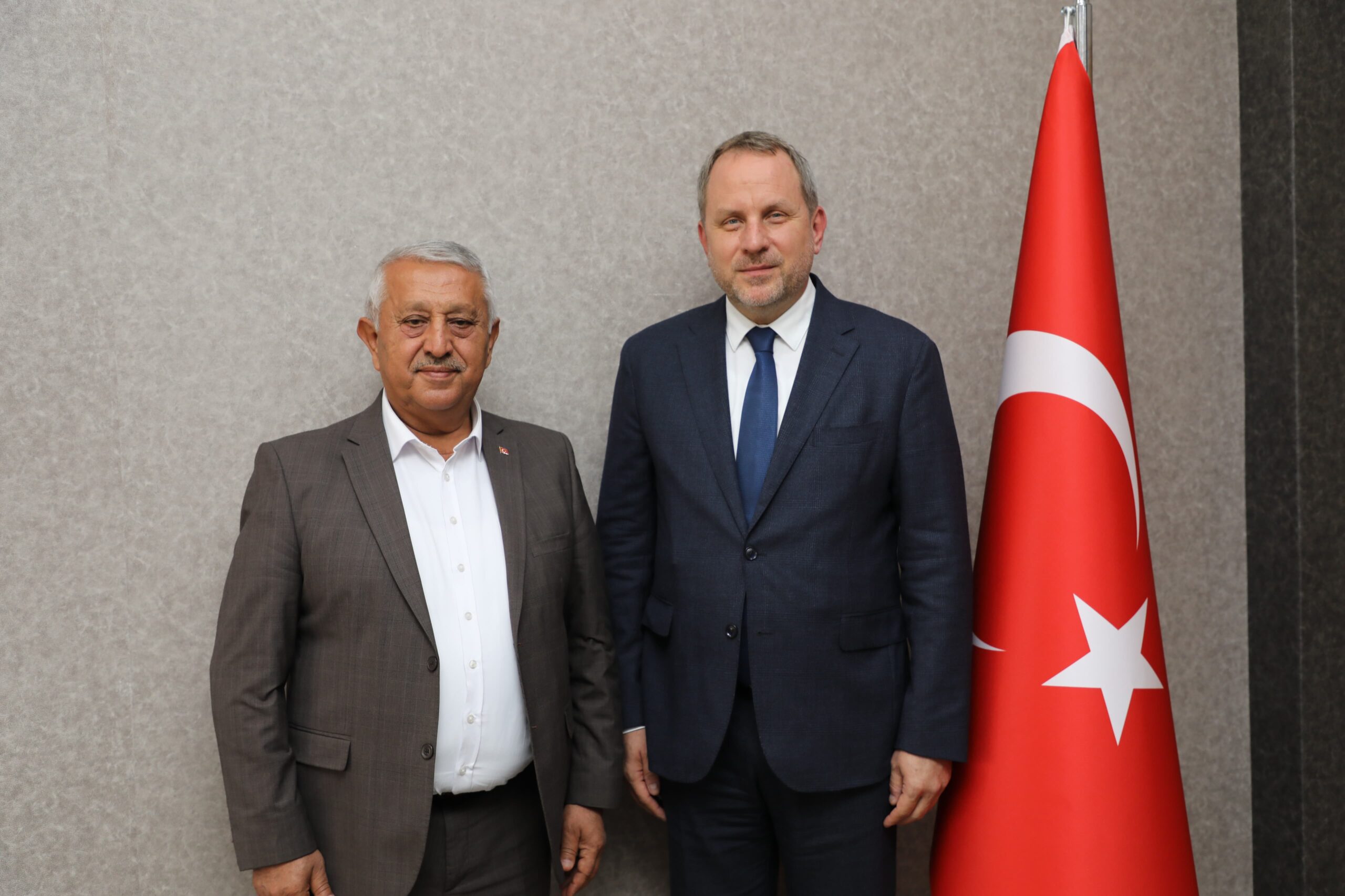 ZEYBEK BAÞKAN’DAN AFYON’A YENÝ YATIRIM ATAÐI Belediye Baþkanýmýz Mehmet Zeybek,