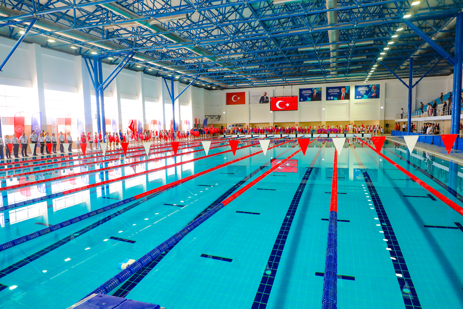 OLMPK YÜZME HAVUZUMUZ L AMPYONASINA EV SAHPL YAPTI YILLARCA ATIL