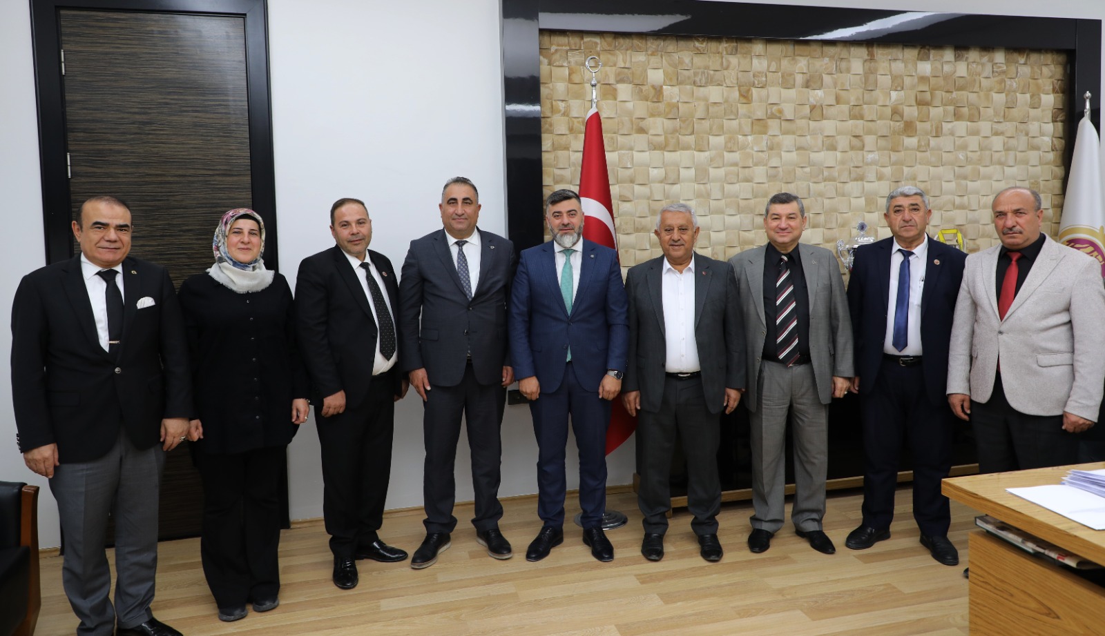 MUHTARLARDAN ZEYBEK BAÞKAN’A ZÝYARET             Belediye Baþkanýmýz Mehmet Zeybek, gönül