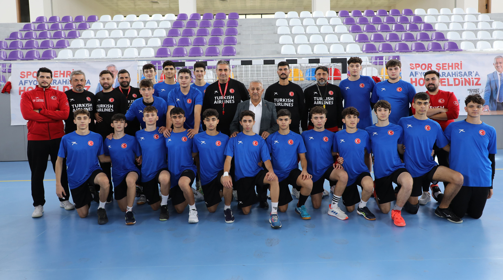 HENTBOL MÝLLÝ TAKIMI AFYONKARAHÝSAR’DA KAMP YAPIYOR Belediye Baþkanýmýz Mehmet Zeybek’in