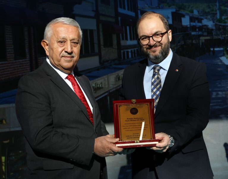 UZUN ÇARŞI ESNAFLARINDAN ZEYBEK BAŞKAN´A TEŞEKKÜR PLAKETİ