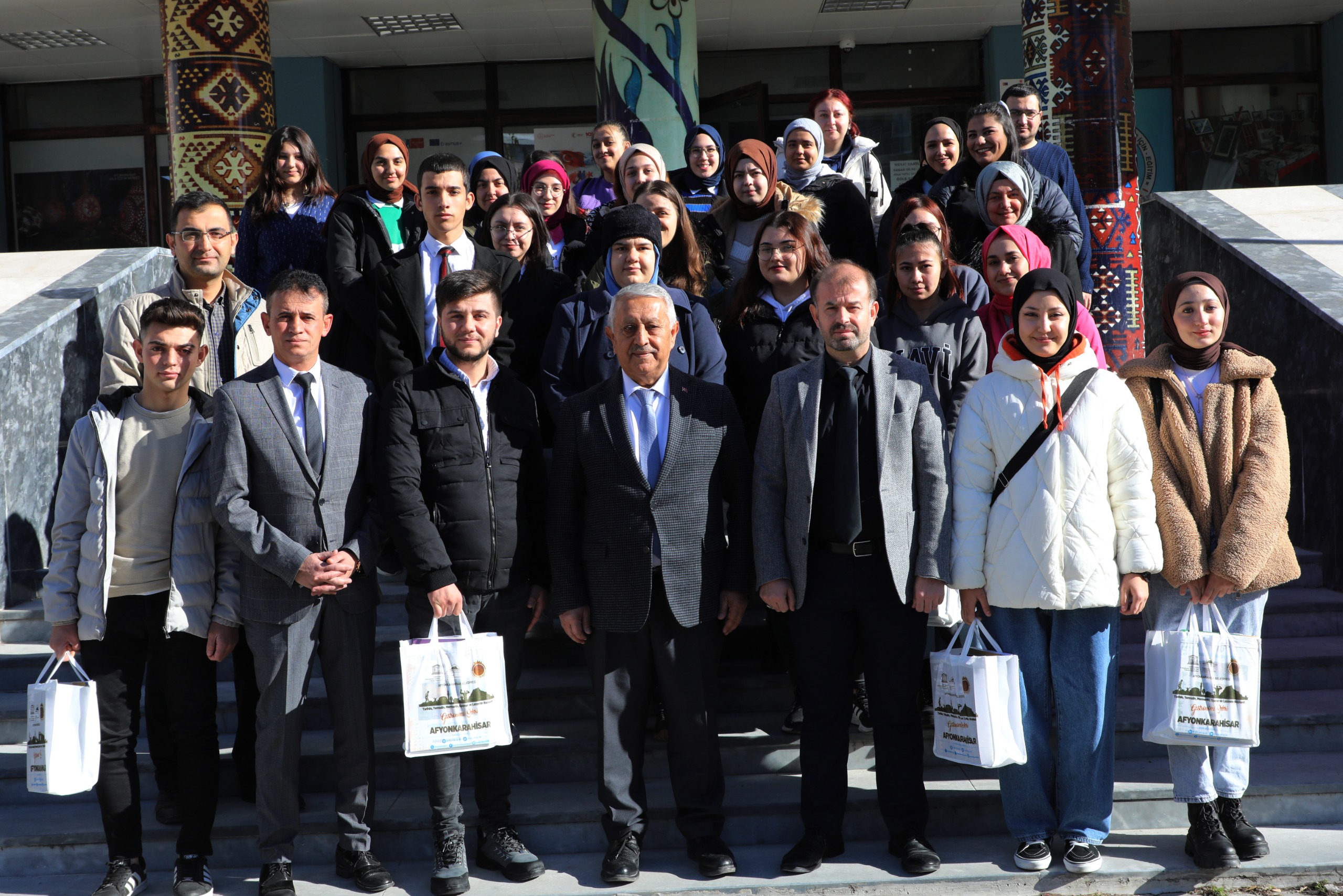 ZEYBEK BAKAN’DAN ÖRENCLERE KAYNAK KTAP DESTE                Gençlere yapt desteklerle