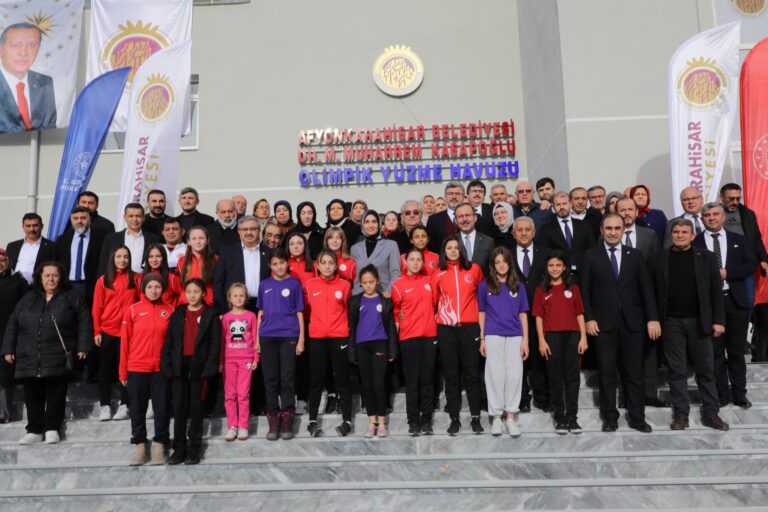SPORA DEV YATIRIM ´OLİMPİK YÜZME HAVUZU´ AÇILDI