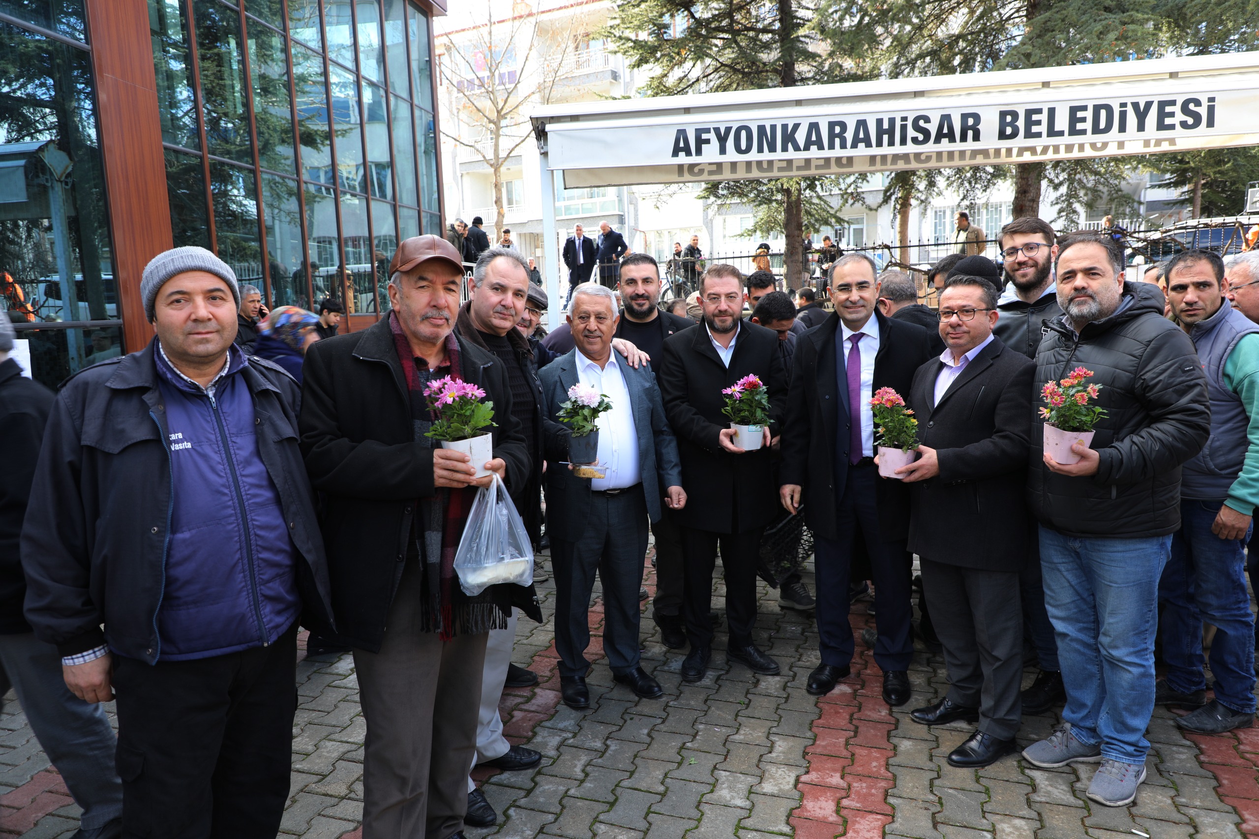 ZEYBEK BAÞKAN CUMHURÝYET MAHALLESÝ’NÝ ZÝYARET ETTÝ         Belediye Baþkanýmýz Mehmet Zeybek,