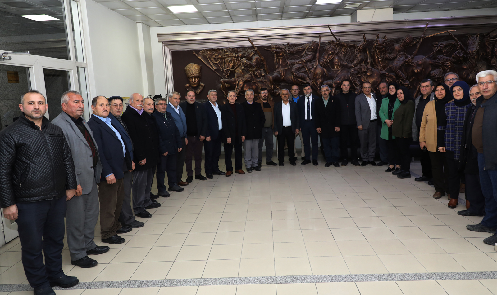 BAÞKANIMIZ MEHMET ZEYBEK MUHTARLARLA BULUÞTU Belediye Baþkanýmýz Mehmet Zeybek, Mahalle