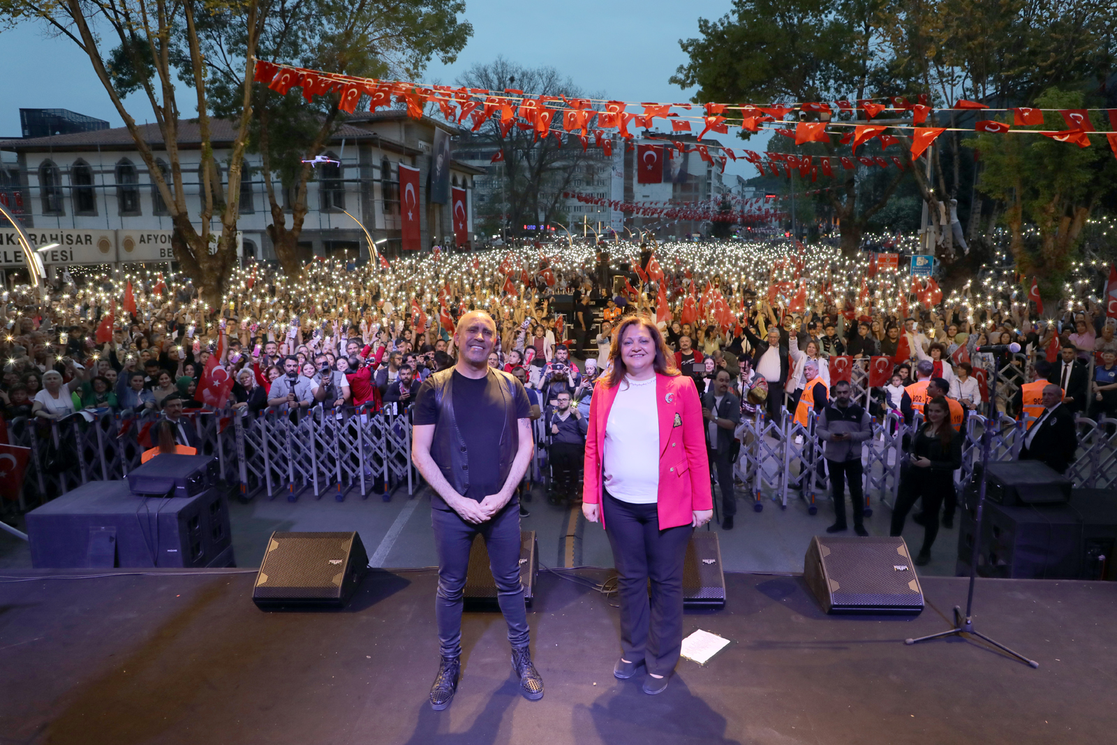 Ünlü sanatç Haluk Levent, Zafer Meydan’ndaki konserinde hayranlarn mest etti.