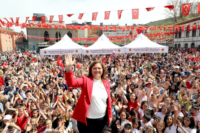 ZAFER MEYDANINDA 23 NİSAN ŞENLİĞİ COŞKUSU