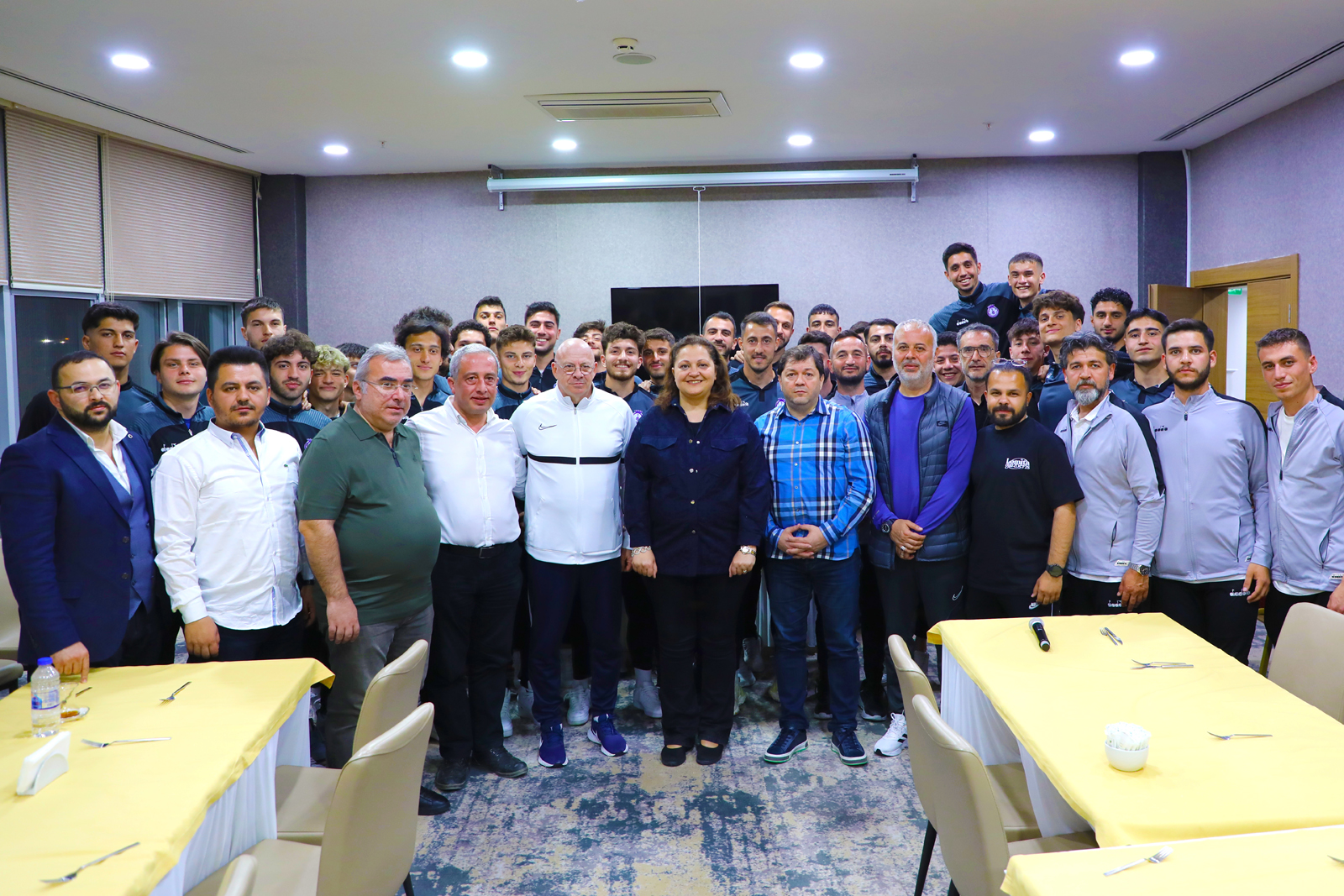 MAÇIN BÝLETLERÝ BURCU BAÞKAN’DAN TÜM AFYONKARAHÝSARLILARI ZAFER STADYUMUNA BEKLÝYORUZ  