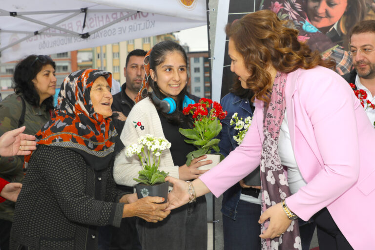 BAŞKANIMIZ BURCU KÖKSAL ANNELER GÜNÜNÜ DOLU DOLU KUTLADI