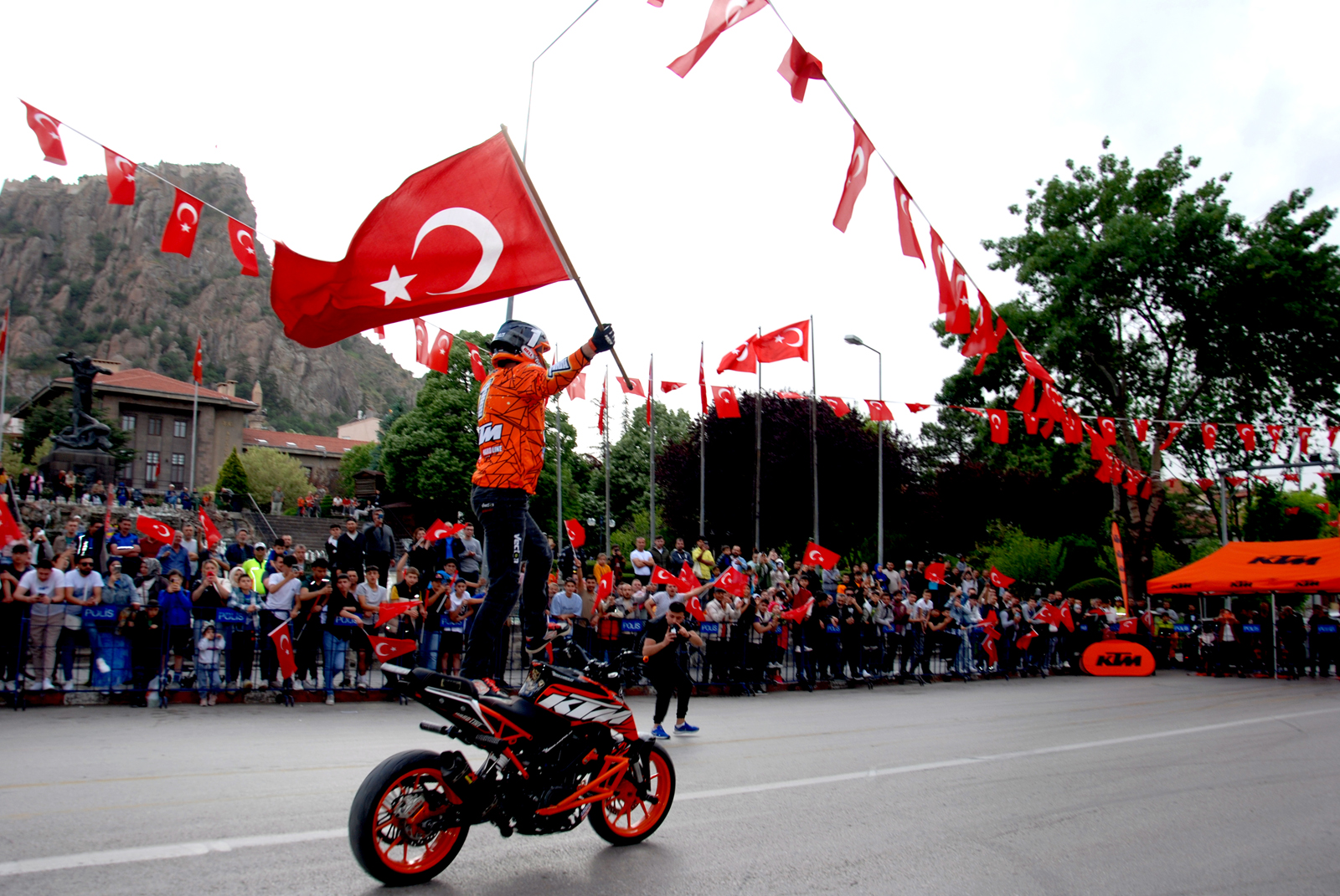 AFYONKARAHÝSAR’DA 19 MAYIS COÞKUSU Afyonkarahisar Türkiye’nin dört bir yanýnda coþkuyla