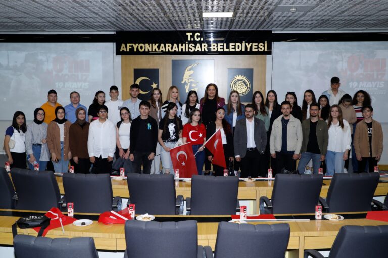 BAŞKANIMIZ BURCU KÖKSAL GENÇLERLE BULUŞTU