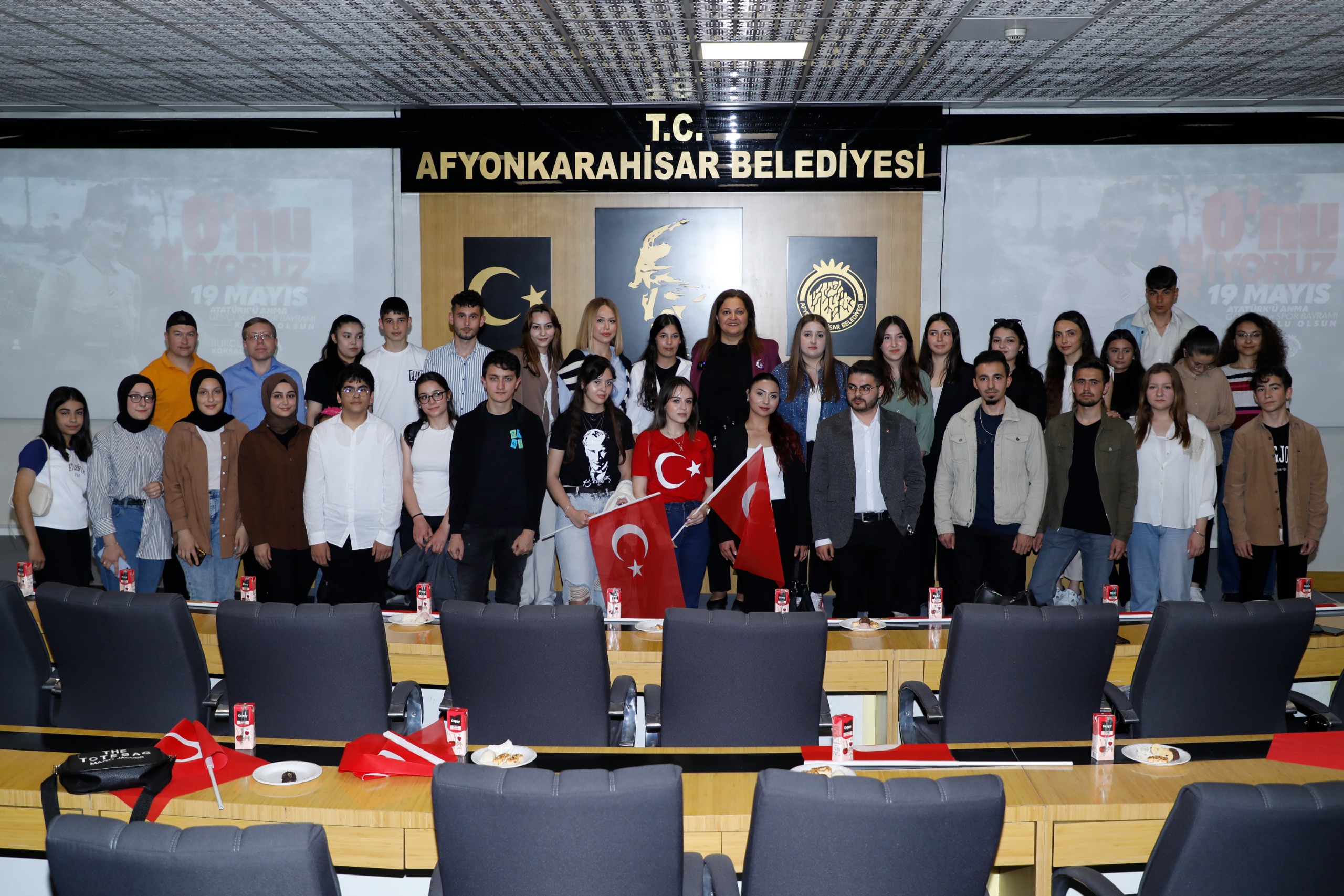 BAÞKANIMIZ BURCU KÖKSAL GENÇLERLE BULUÞTU AFYONKARAHÝSAR’I GENÇLERLE YÖNETECEÐÝZ          Belediye