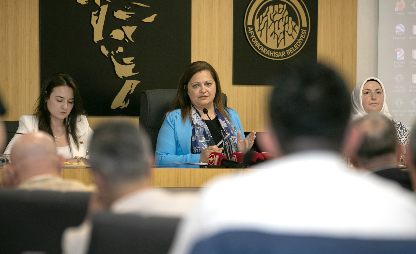 Baþkanýmýz Burcu Köksal, Meclis Toplantýsýnda Konuþtu:  “GECEMÝZÝ GÜNDÜZÜMÜZE KATARAK ÇALIÞACAÐIZ”