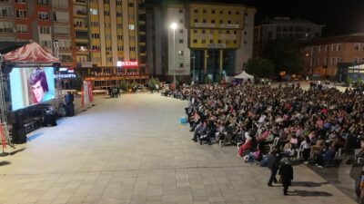 ZAFER MEYDANI’NDA SNEMA KEYF Afyonkarahisar Belediyesi, açk hava sinema etkinliklerine