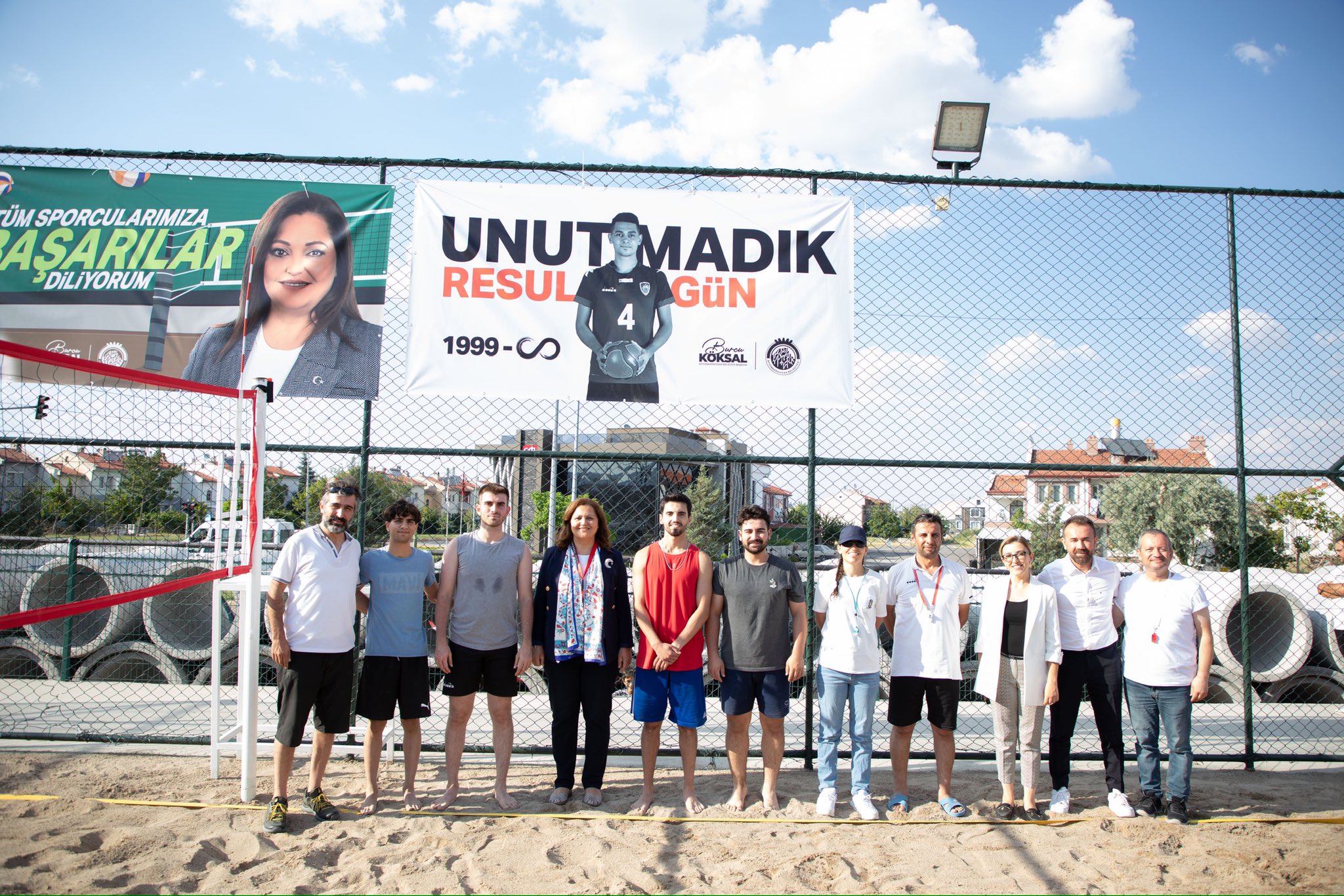 DEPREM FELAKETNDE KAYBETTMZ RESUL GÜN UNUTULMADI KUM VOLEYBOLU TURNUVASI SONA