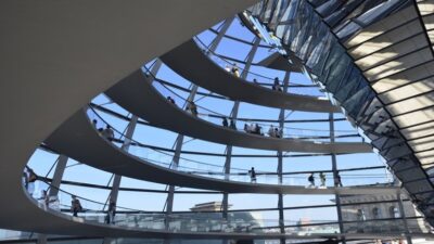 İnşaat sektörü, son yıllarda hızla büyümeye devam eden ve ekonomiye