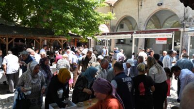 Emirdağ Belediyesi, Muharrem ayı vesilesiyle geleneksel aşure ikramını sürdürdü. Başkan
