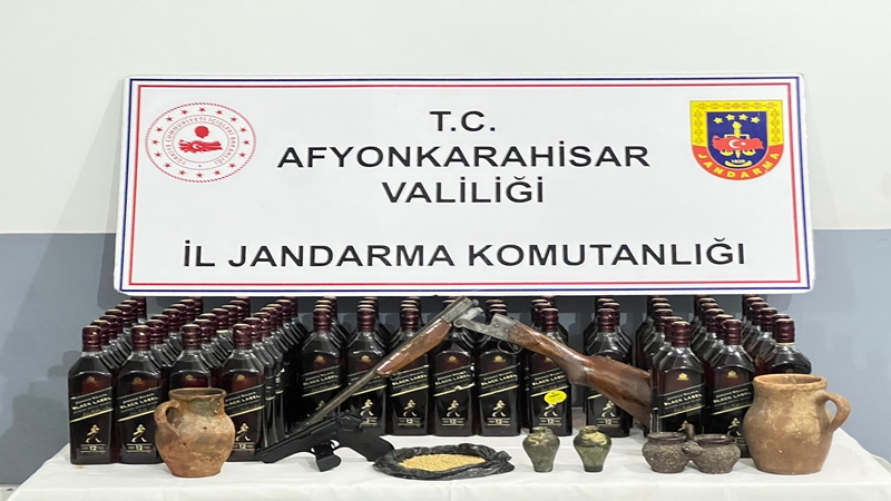 Afyonkarahisar Jandarması, Sinanpaşa'daki hırsızlık olaylarını aydınlattı; operasyonda sahte alkol, ruhsatsız