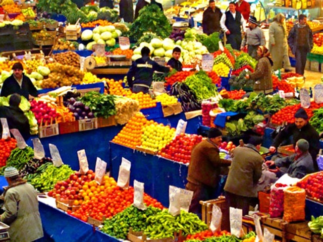 Afyonkarahisar semt pazarında sebze ve meyve fiyatları el yakıyor. Hem