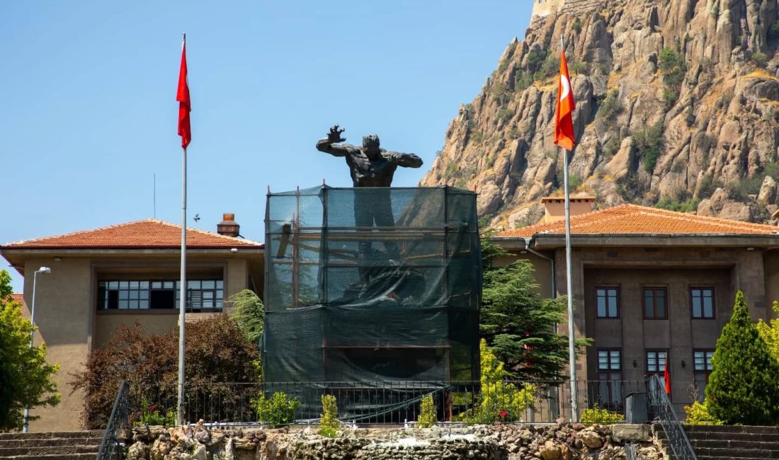 Zafer Meydanı’nda yer alan tarihi Utku Anıtı, doğal yıpranmalara karşı