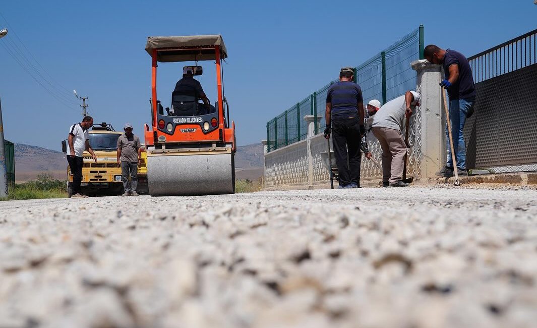 Bolvadin Belediyesi Fen İşleri Müdürlüğü ekipleri, soğuk asfalt serimiyle ilçenin çeşitli