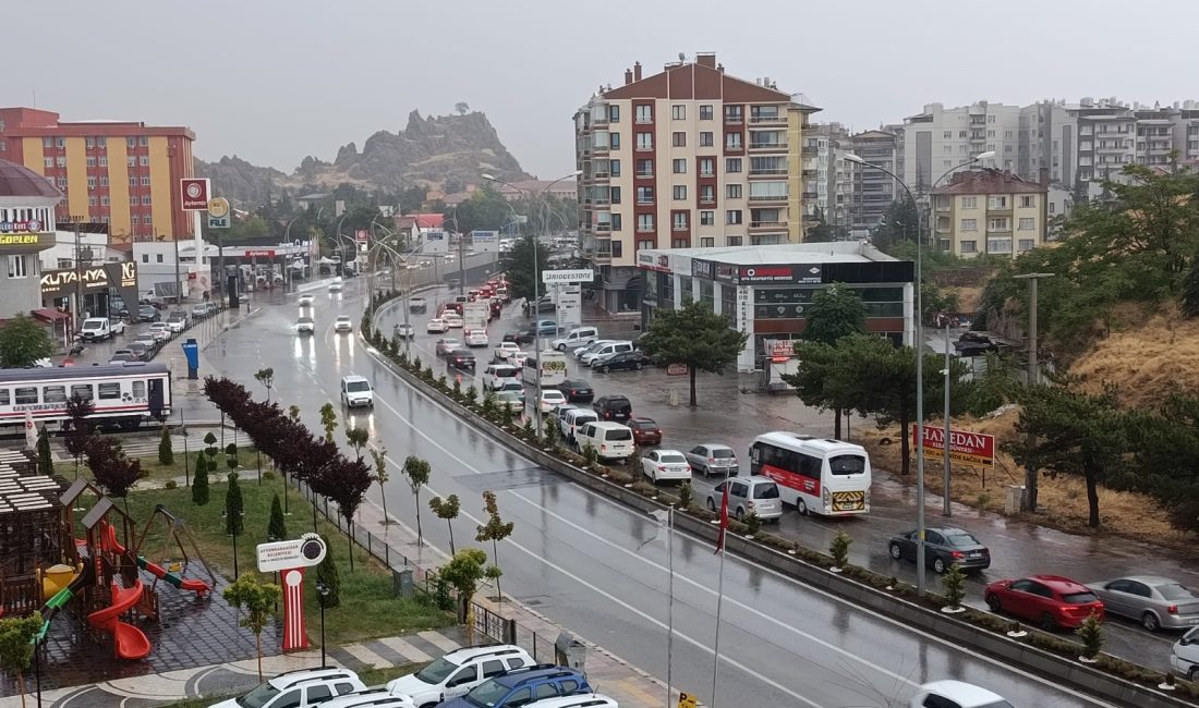 Afyonkarahisar’da hafta boyunca etkisini gösteren sıcak hava, bugün akşam saatlerinde