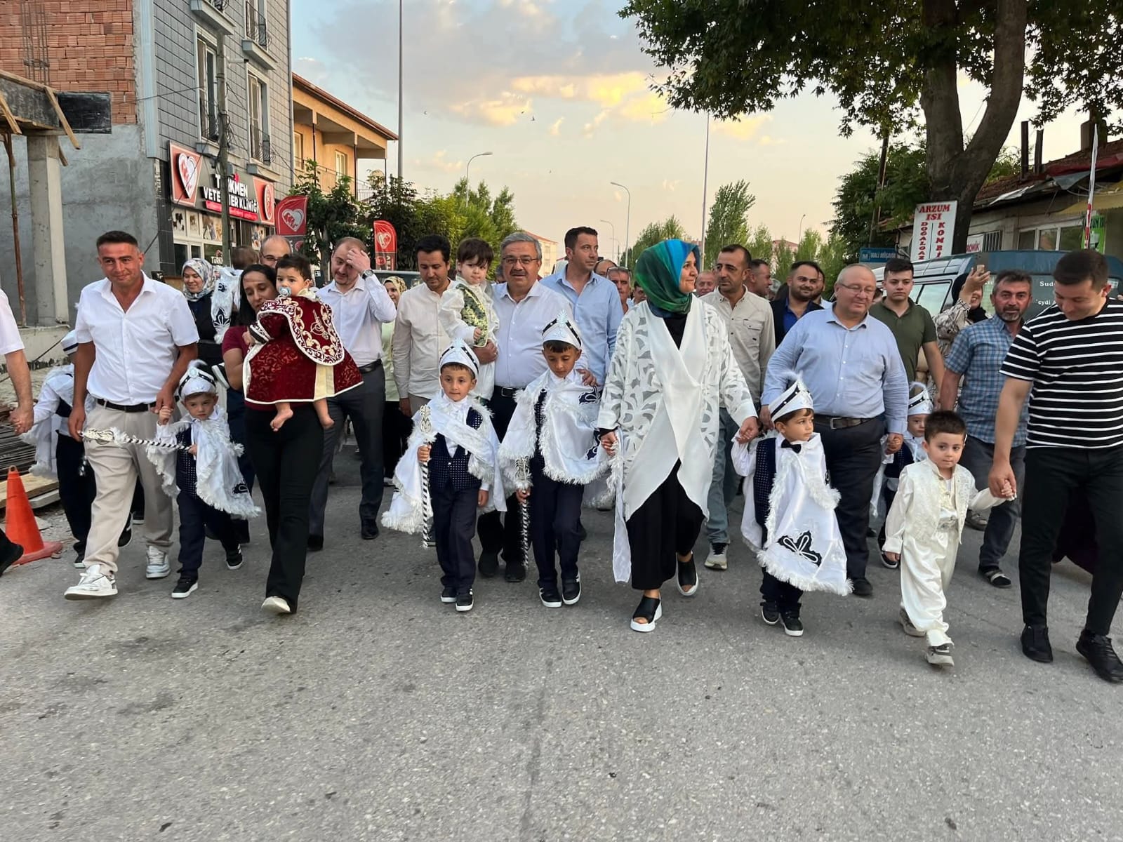 İhsaniye ilçesinde renkli görüntülere sahne olan cemiyet, sabah saatlerinde misafirlerin
