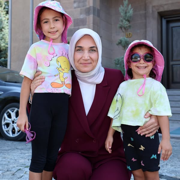 Vali Yiğitbaşı, çocuklarla samimi bir ortamda sohbet ederek onların ilgi