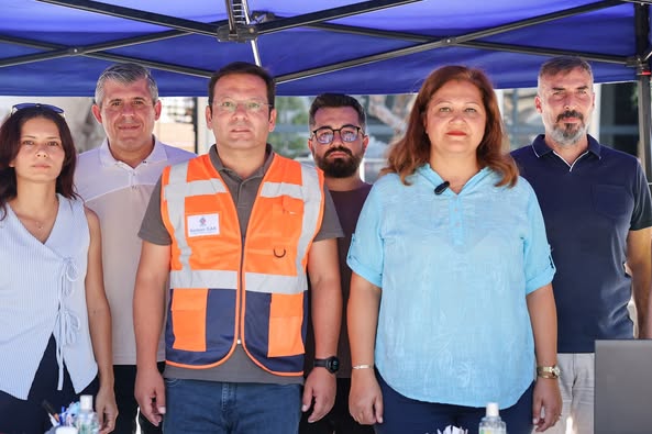Başkan Köksal, Sındırgı’da depremden etkilenen vatandaşlarla buluşarak moral verdi. Vatandaşların ihtiyaçlarını