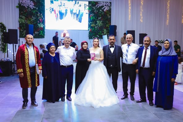 Genç çiftlere ömür boyu mutluluk dileklerini sunan Başkan Koyuncu, 2025