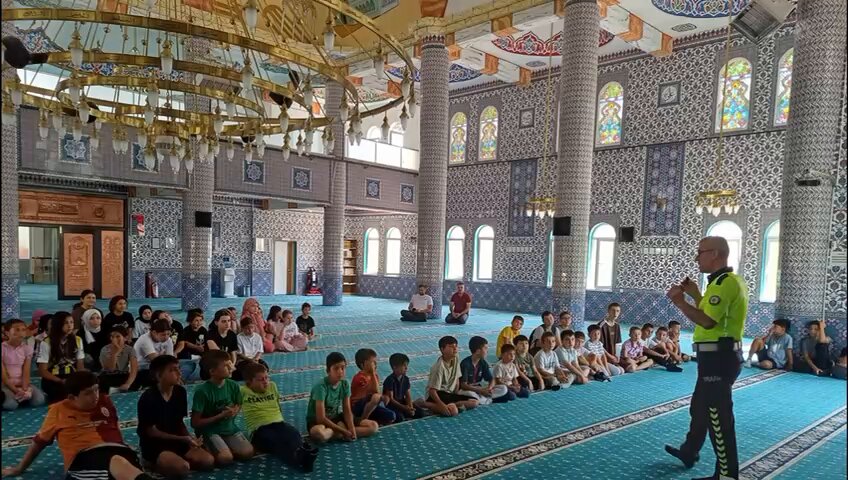 Emniyet Müdürlüğü’nün başlattığı bu eğitim programı, çocukların trafik kurallarına uyma