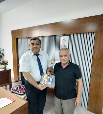 Eğitimci yazar Ahmet Hidayet ŞAHİNTEPE,   İl Milli Eğitim  Müdürü  Miraç SÜNNETCİ yi makamında  ziyaret  etti.