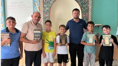 Harbiş Camii’nde düzenlenen etkinlikte, Kur’an kursu öğrencilerine Kur’an-ı Kerim hediye