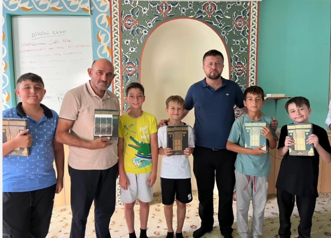 Harbiş Camii’nde düzenlenen etkinlikte, Kur’an kursu öğrencilerine Kur’an-ı Kerim hediye