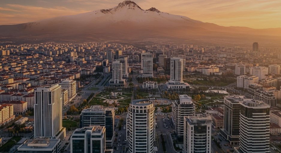50 yıllık köklü geçmişini yenilikçi ve vizyoner bakış açısıyla birleştiren