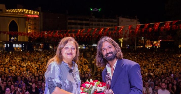ZAFERİN ŞEHRİNDE KORAY AYDIN RÜZGAZI ESTİ. ZAFERİN ŞEHRİNDE ZAFER HAFTASI COŞKUSU KORAY AVCI KONSERİYLE TAÇLANDI Afyonkarahisar’da