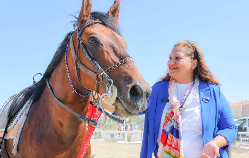 RAHVAN AT YARIŞLARI ZAFER KUPASI COŞKUSU ŞEHRİMİZDE YAŞANDI Afyonkarahisar’da Zafer Haftası etkinlikleri kapsamında düzenlenen 10. Rahvan At Yarışları