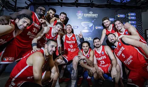 Afyonkarahisar’da Zafer Meydanı’nda Destek Afyonkarahisar‘da binlerce vatandaş, Zafer Meydanı’nda tek