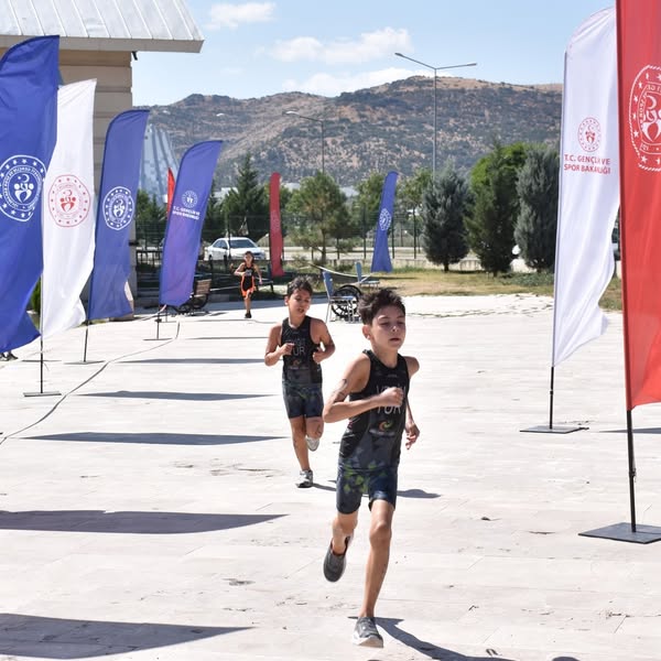 Afyonkarahisar’da Triatlon Yarışları Gerçekleştirildi Afyonkarahisar, Türkiye Triatlon Federasyonu’nun Bölgesel Lig