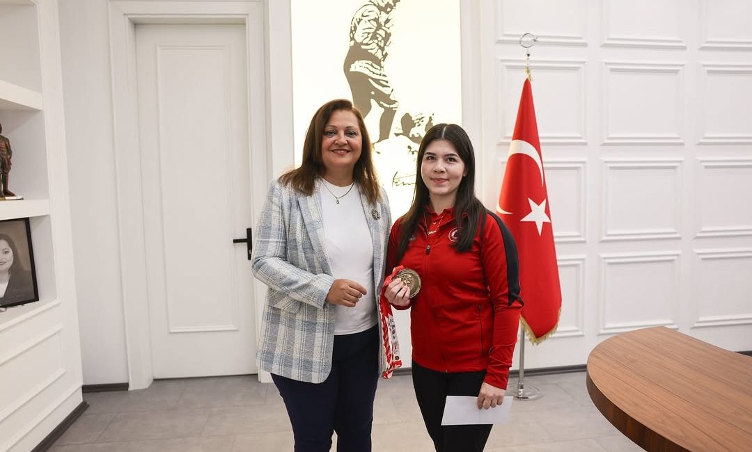 Milli Sporcu Gülçin Çaylan Dünya Şampiyonluğuna Ulaştı Dünya bilek güreşinde