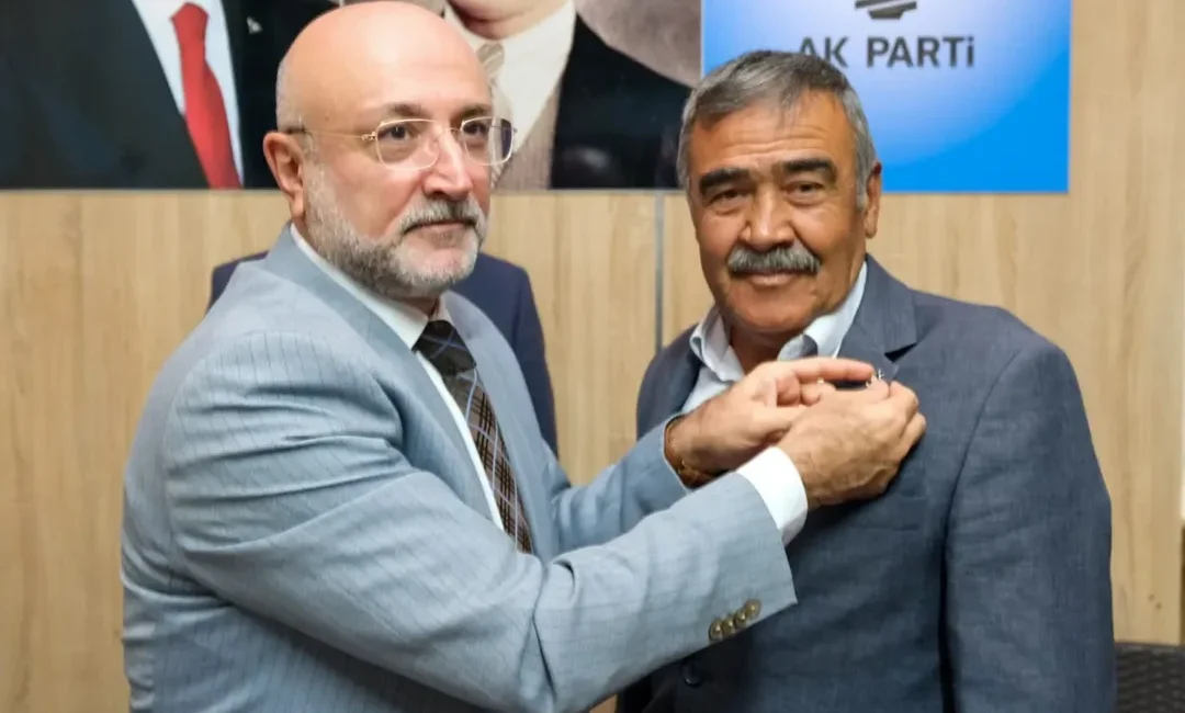AK Parti Afyonkarahisar’da Yeni Üyeler Rozetlerini Aldı AK Parti Afyonkarahisar