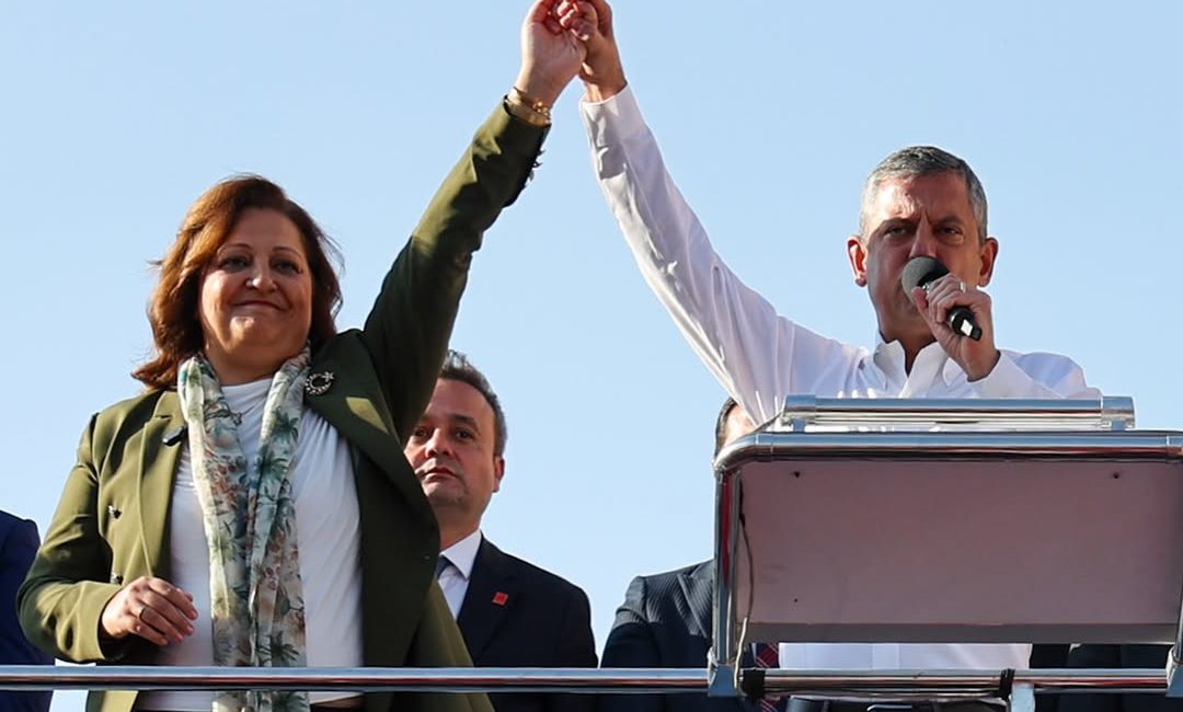 Afyonkarahisar’da Coşkulu Miting Afyonkarahisar‘da düzenlenen miting, CHP Genel Başkanı Özgür