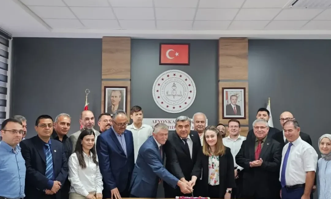 Eğitim Çalışanlarının Katkıları Ödüllendirildi Afyonkarahisar İl Milli Eğitim Müdürü Miraç