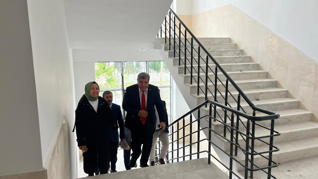 Döne Çakmak İlkokulu Eğitime Hazırlanıyor Afyonkarahisar’ın İscehisar ilçesinde, hayırsever Mehmet